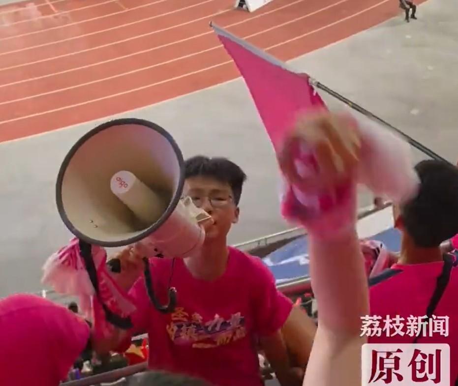 镇江队16岁高中生成为“苏超”最小球迷，领喊声震撼全场