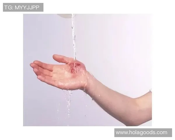 这伤口洗澡应该很疼让人不敢轻易触碰