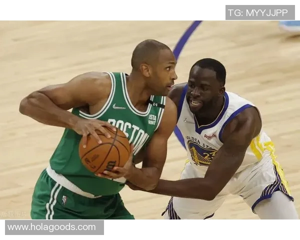 布朗精彩突破后传球霍福德精准三分轻松命中助队逆转局势