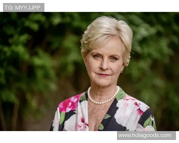 粉丝1V1见面会!中国网友在美穿麦凯恩头像毛衣被拍 竟与本尊连线 粉丝1V1见面会!中国网友在美穿麦凯恩头像毛衣被拍 竟与本尊连线