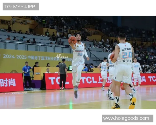 媒体人:鲍威尔透露和克里斯是哥们 克里斯大约10天后到济南 媒体人:鲍威尔透露和克里斯是哥们 克里斯大约10天后到济南